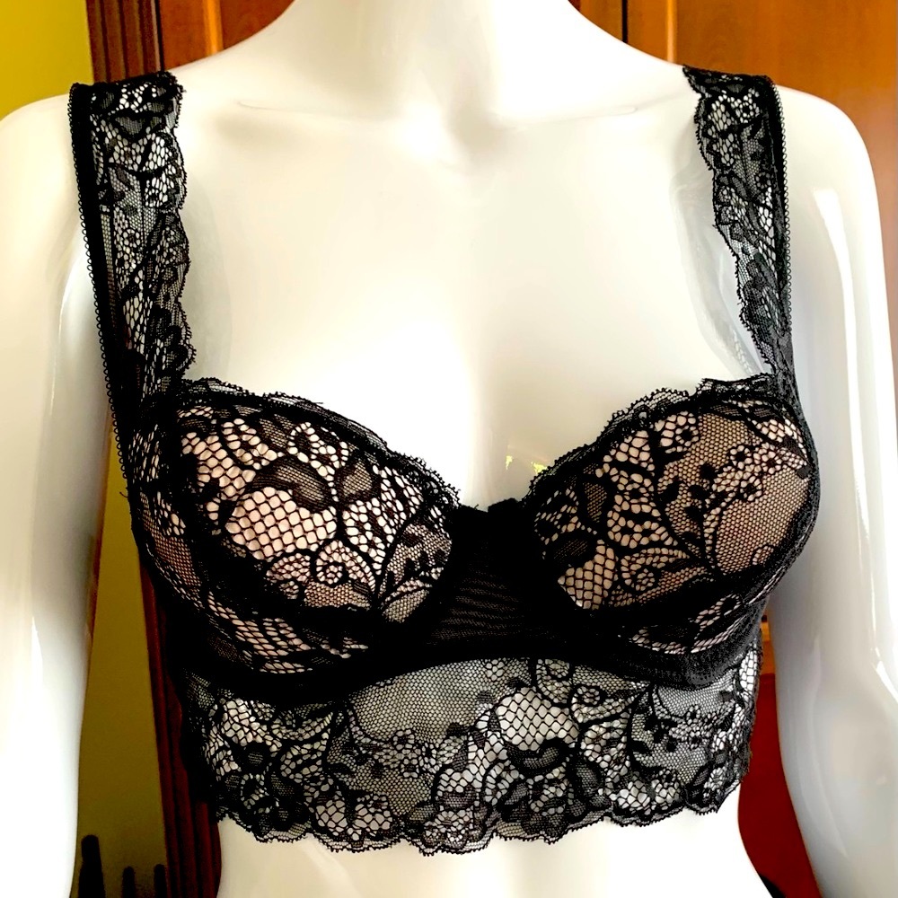 Black lace braletta style bra with white inside cups & wide lace straps size 34A